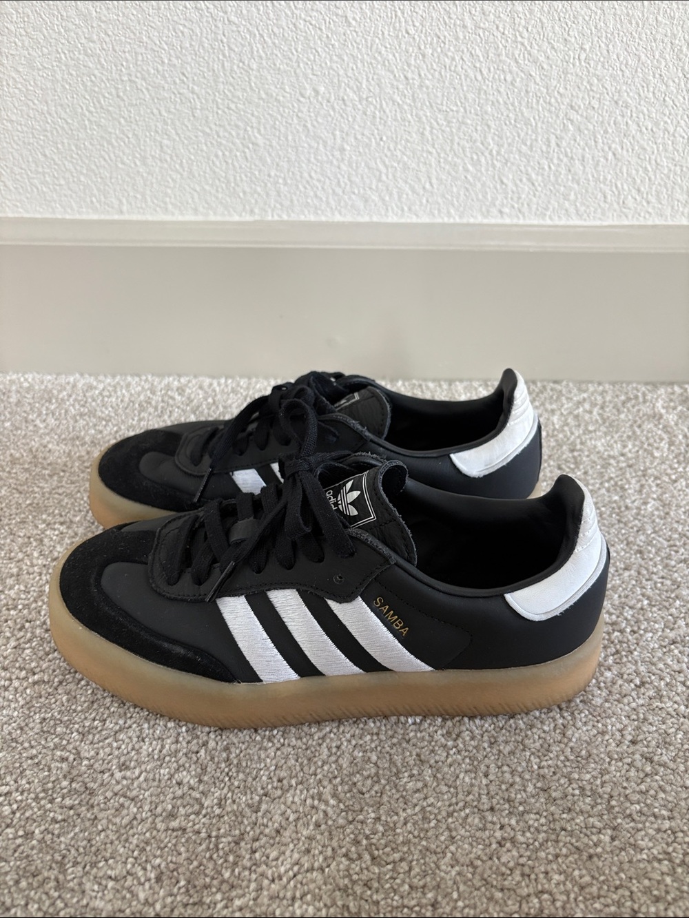 Women’s adidas Sambae Sneakers- size 7.5. In GOOD CONDITION